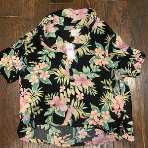American Eagles Hawaiian button up shirt.  NWT. Size medium.